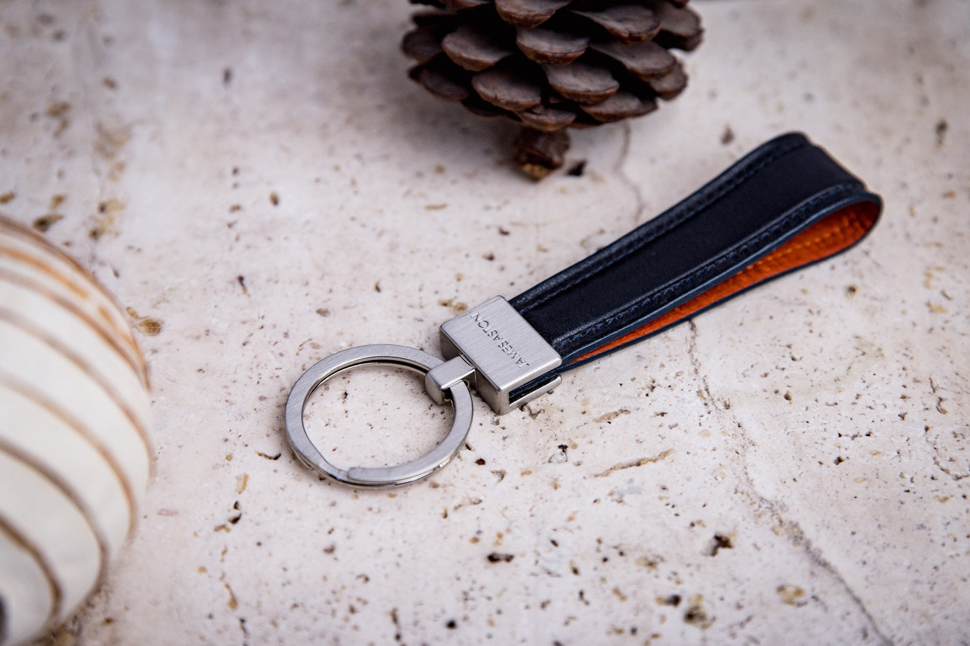 The Armando key holder in black Italian Vachetta leather, composed.