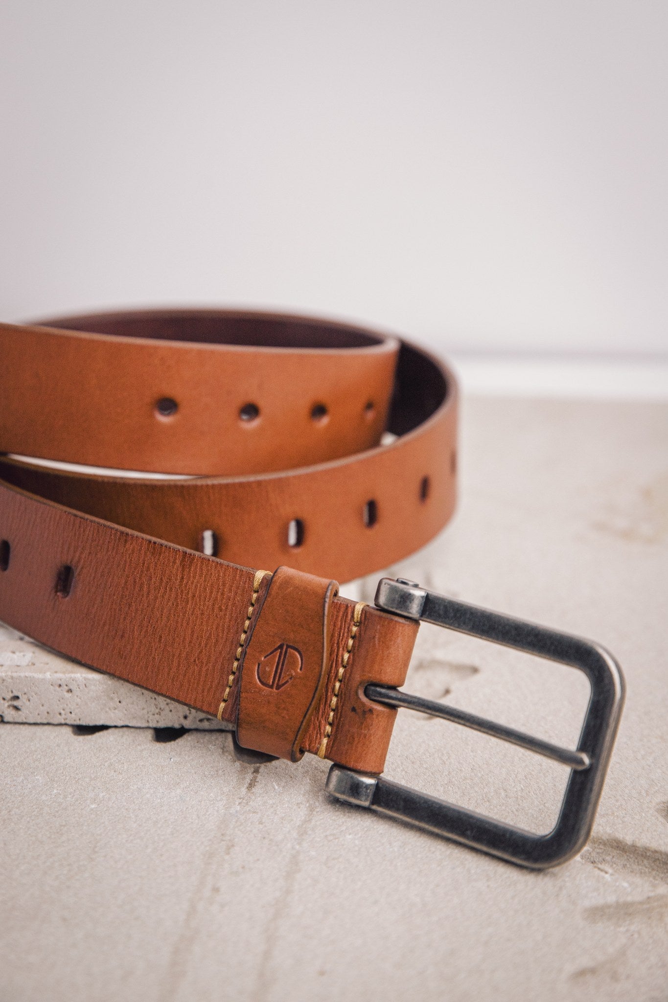 Close view of the milled leather grain of the Alarico belt in tan