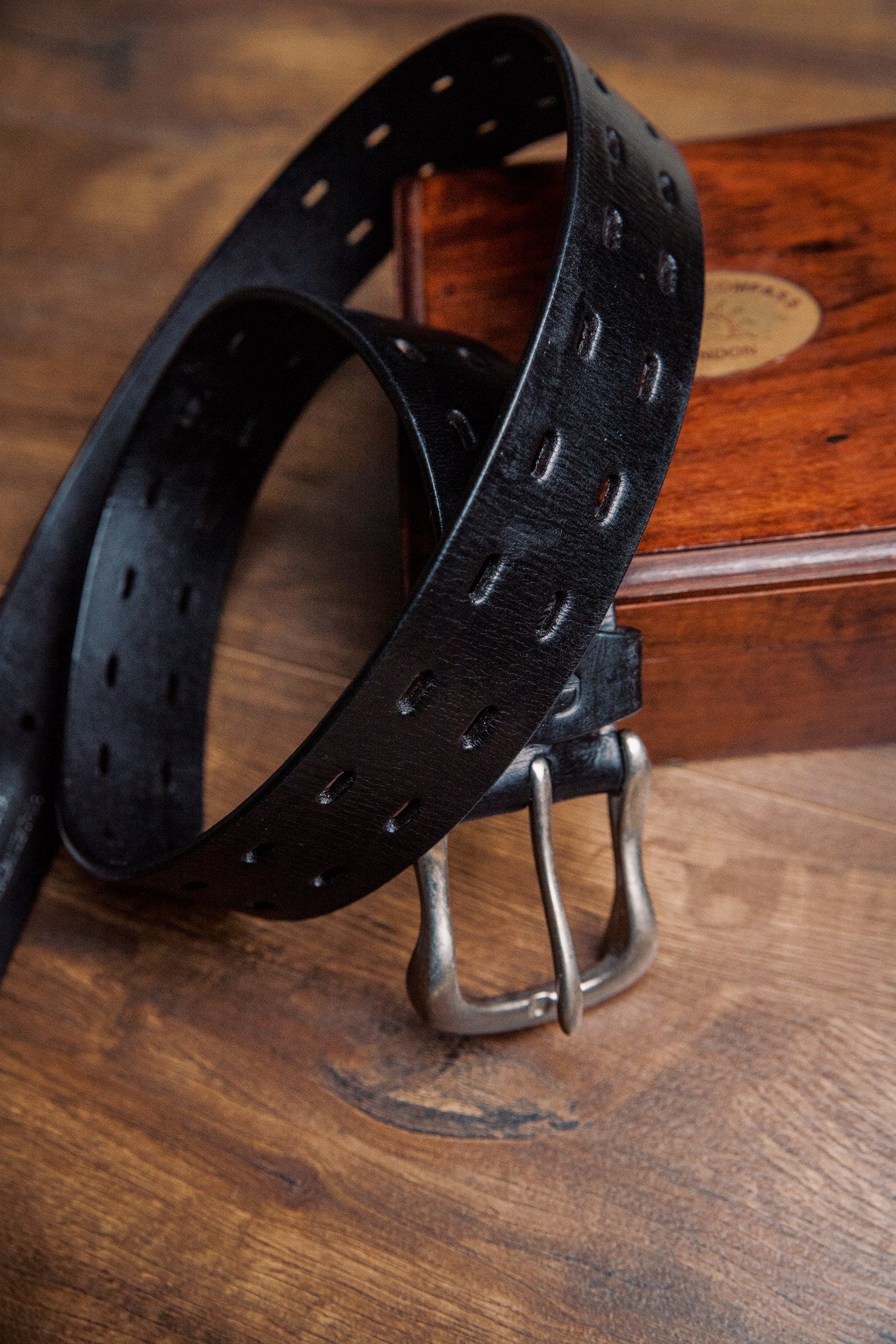 Close view of the milled leather grain of the Damian belt in black