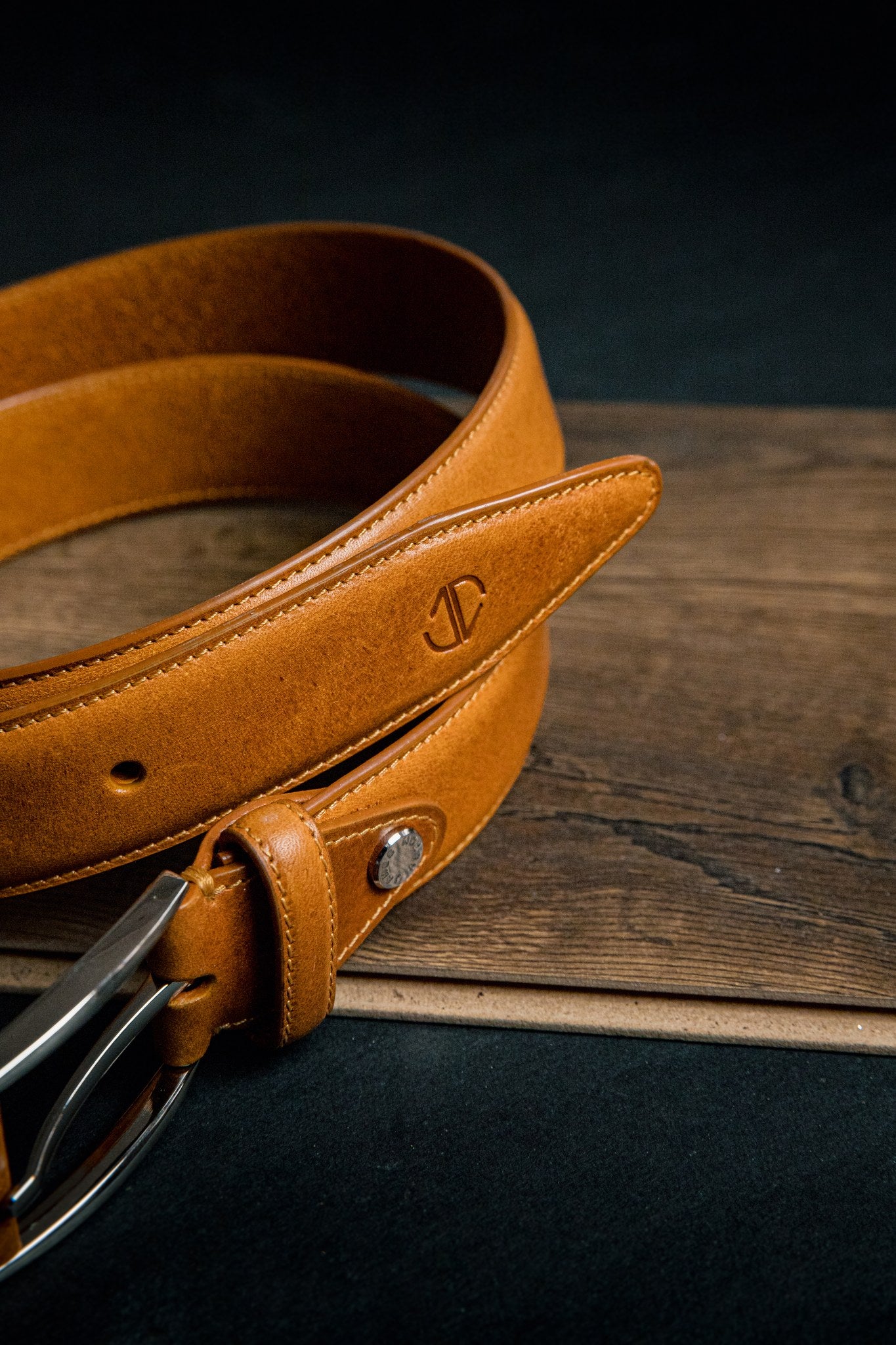 Close view of the Italian Full Grain Vachetta leather of the Federico belt in tan
