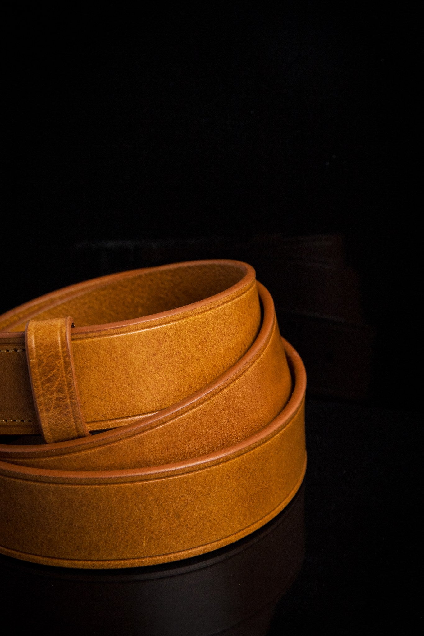 Close grain of the Tan Italian full grain vegetable tanned Vachetta leather of The Leone belt