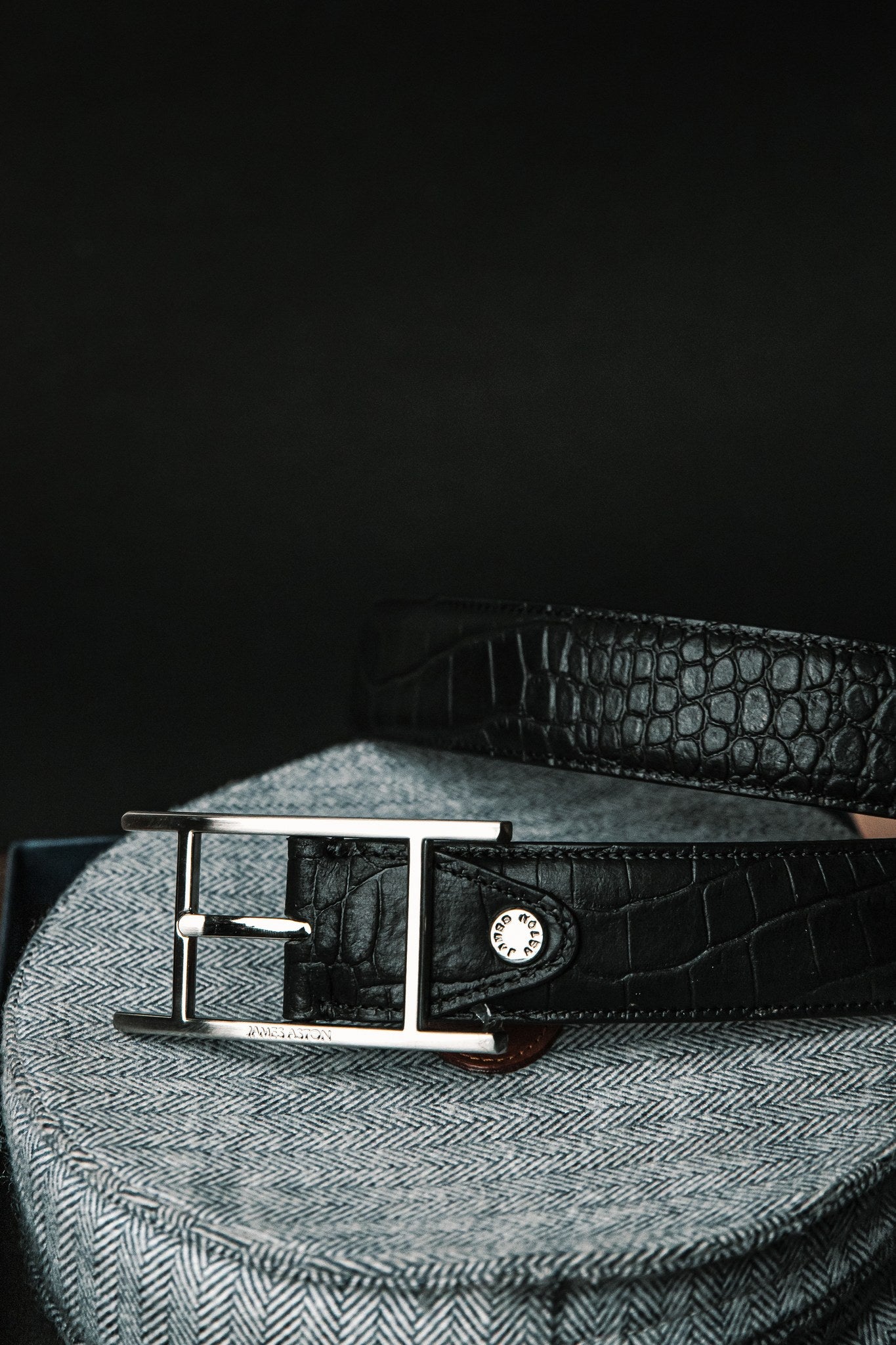 Close grain of the Black Italian vegetable tanned embossed leather of The Vincenzo belt