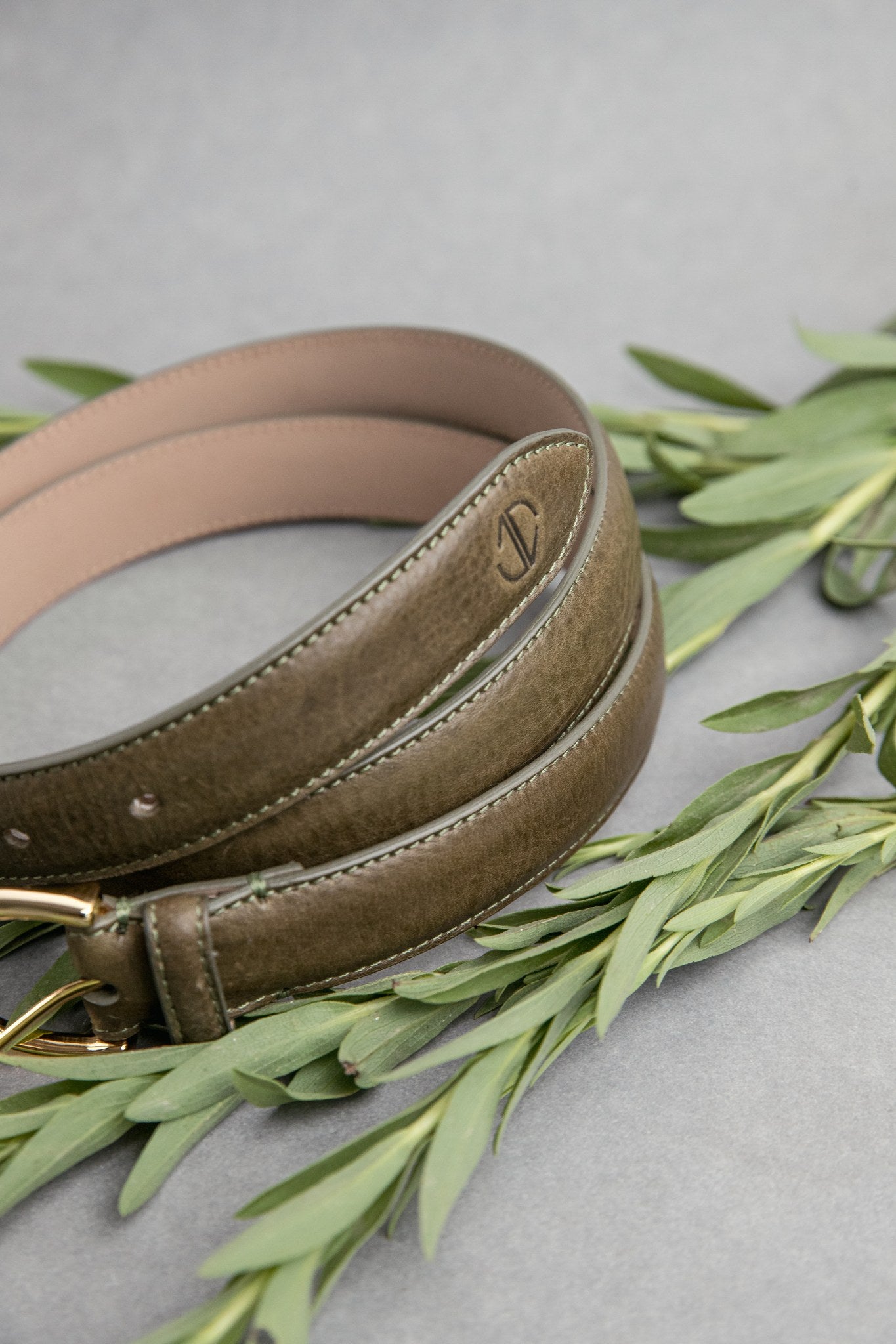 The grain of the Vachetta leather of the Viviana dress belt in olive, up close.