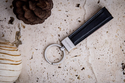 The Armando key holder in black Italian Vachetta leather, composed.