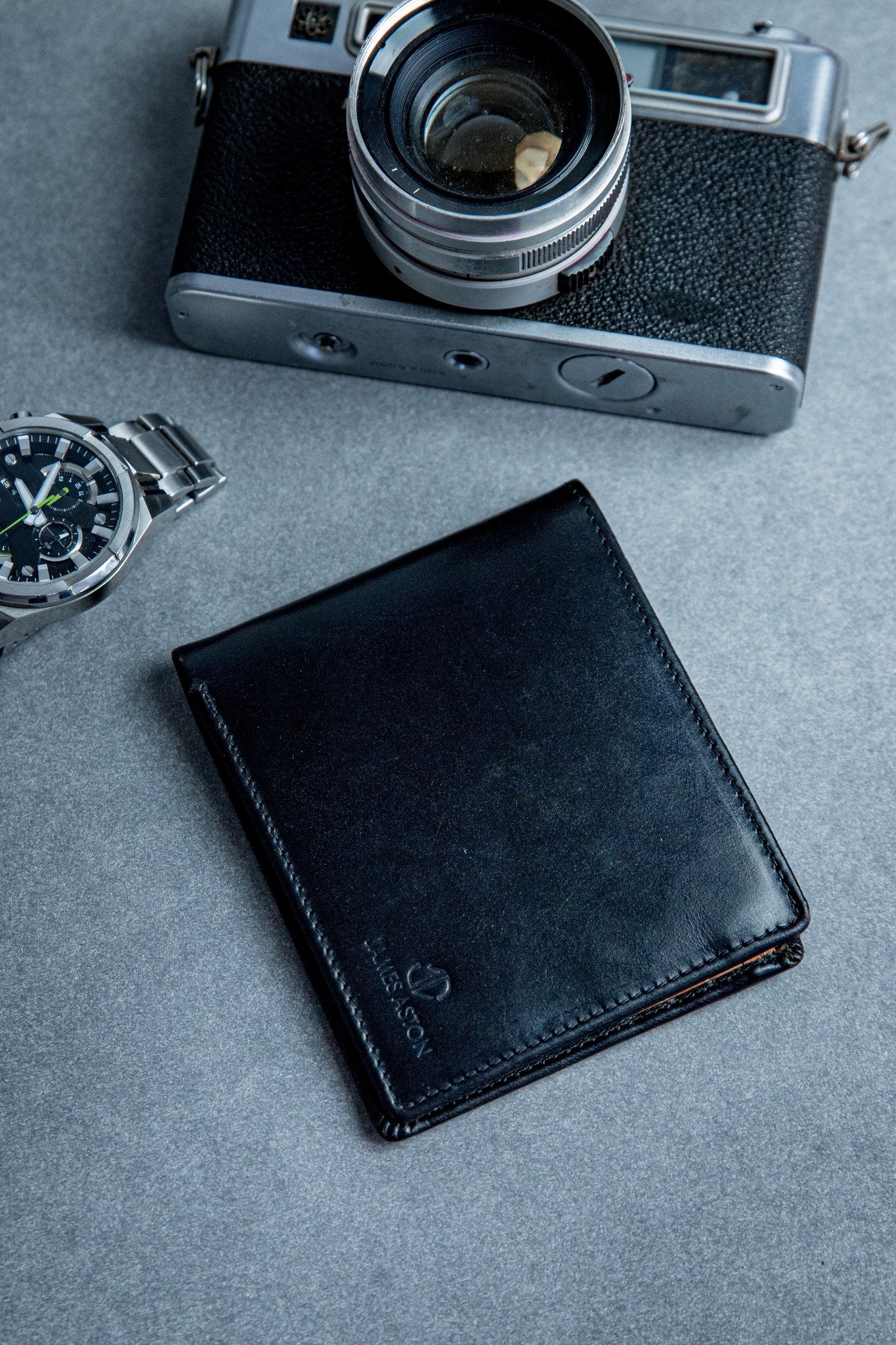 The English Bridle leather of the Bristol bifold wallet in black.