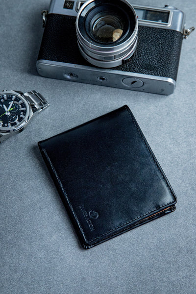 The English Bridle leather of the Bristol bifold wallet in black.