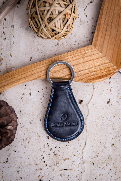 The Somerset key holder in navy blue English Bridle leather, composed.