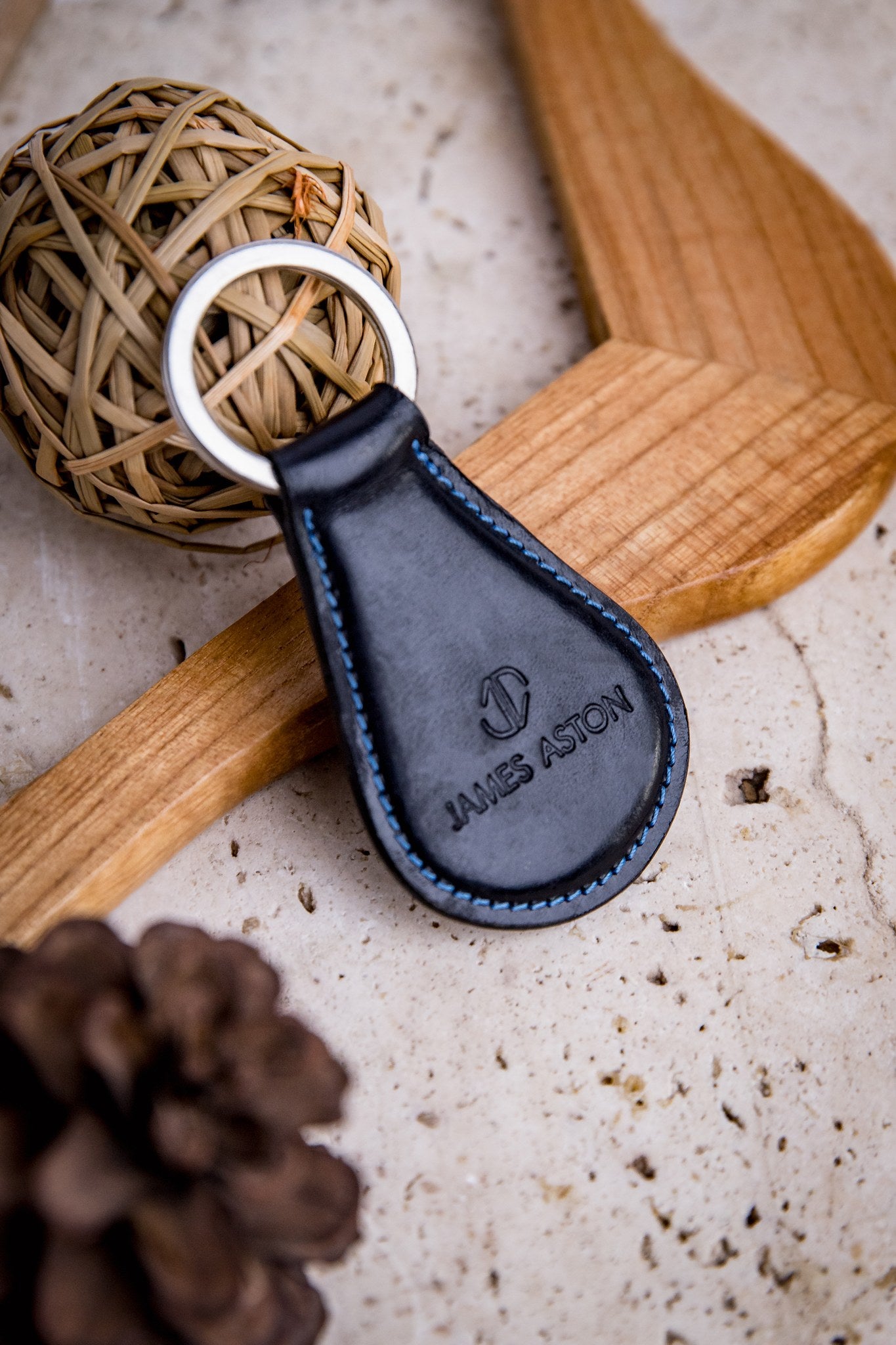 The Somerset key holder in navy blue English Bridle leather, composed.