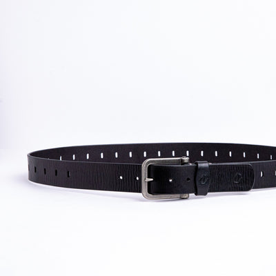 Detail of the black Spanish full grain milled leather of the Alarico belt