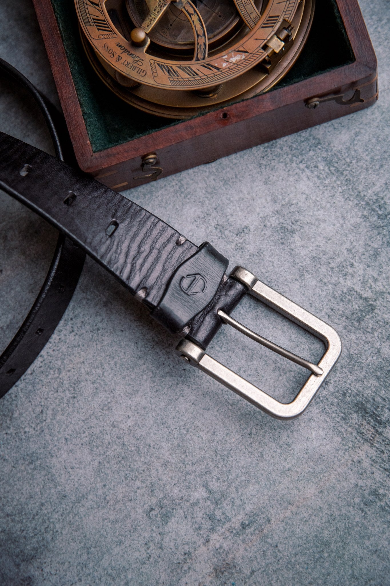 Close view of the milled leather grain of the Alarico belt in black