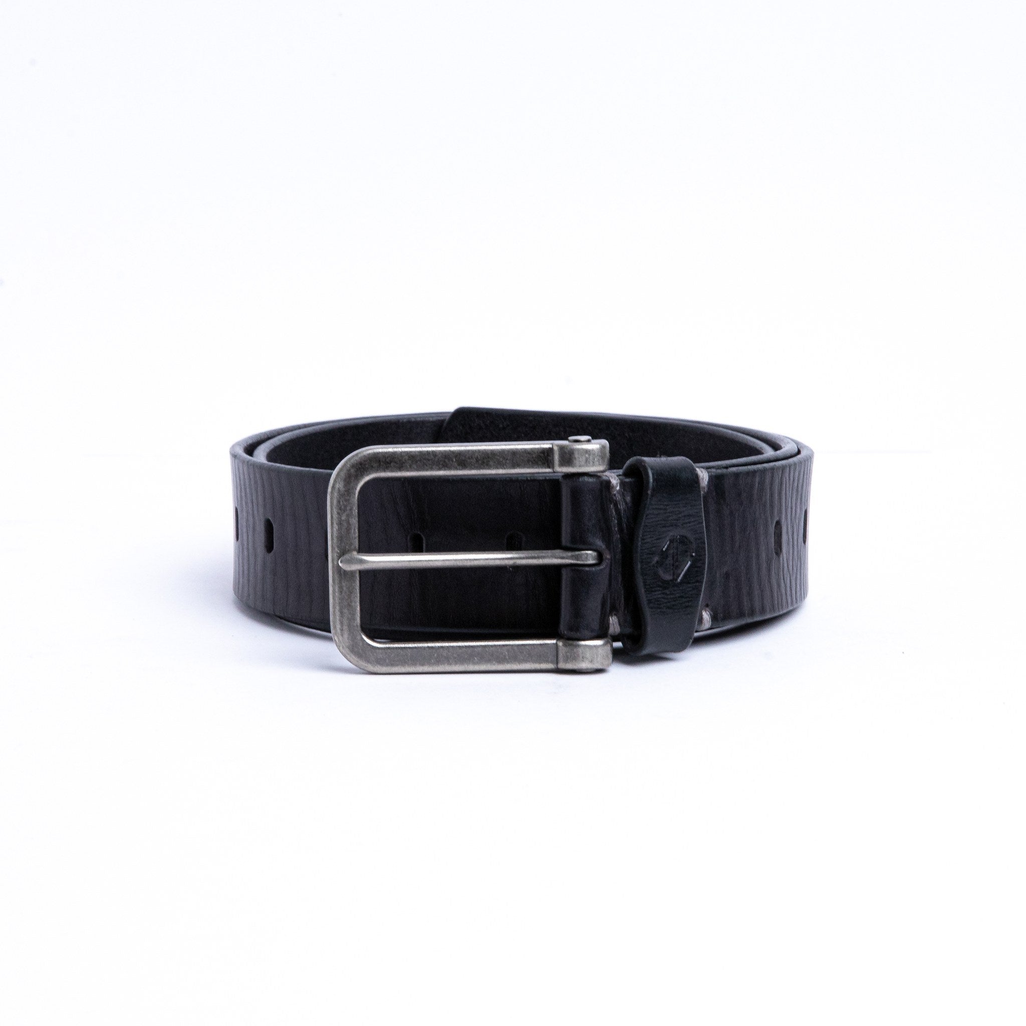 Close view of the dull nickel buckle and hand-sewn buckle points on the Alarico belt in black
