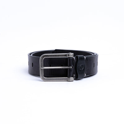 Close view of the dull nickel buckle and hand-sewn buckle points on the Alarico belt in black
