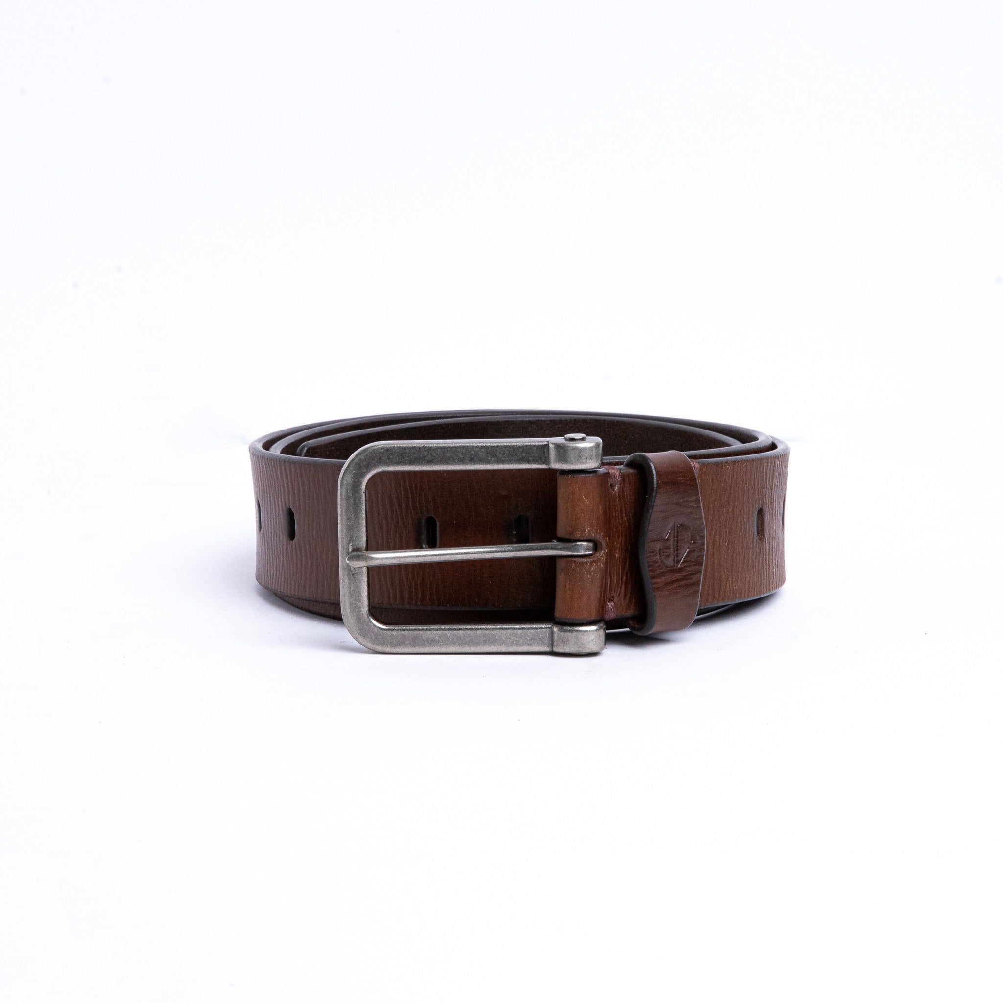 Close view of the dull nickel buckle and hand-sewn buckle points on the Alarico belt in cognac