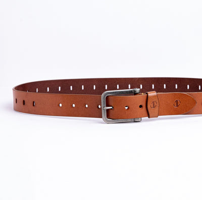 Detail of the tan Spanish full grain milled leather of the Alarico belt