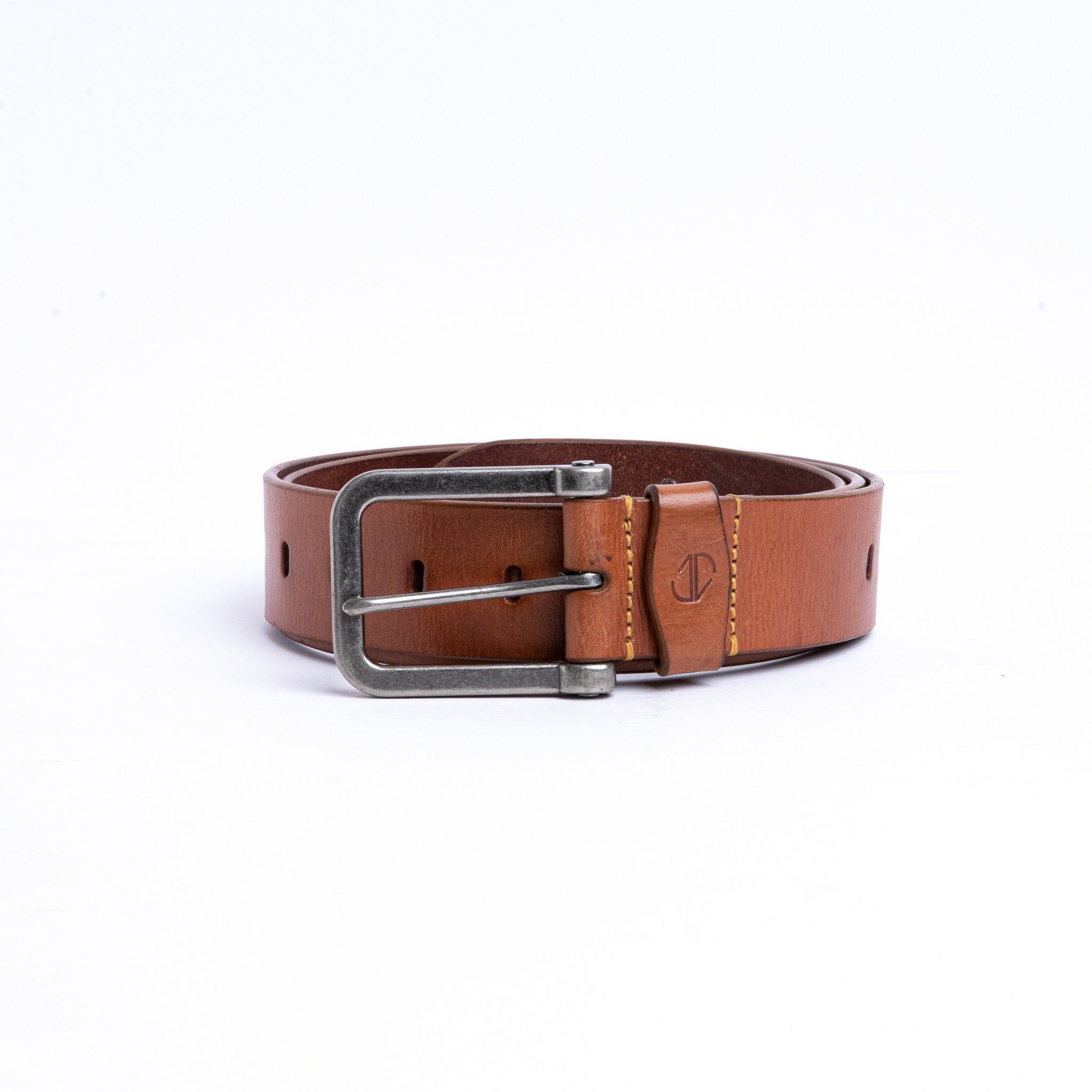Close view of the dull nickel buckle and hand-sewn buckle points on the Alarico belt in tan
