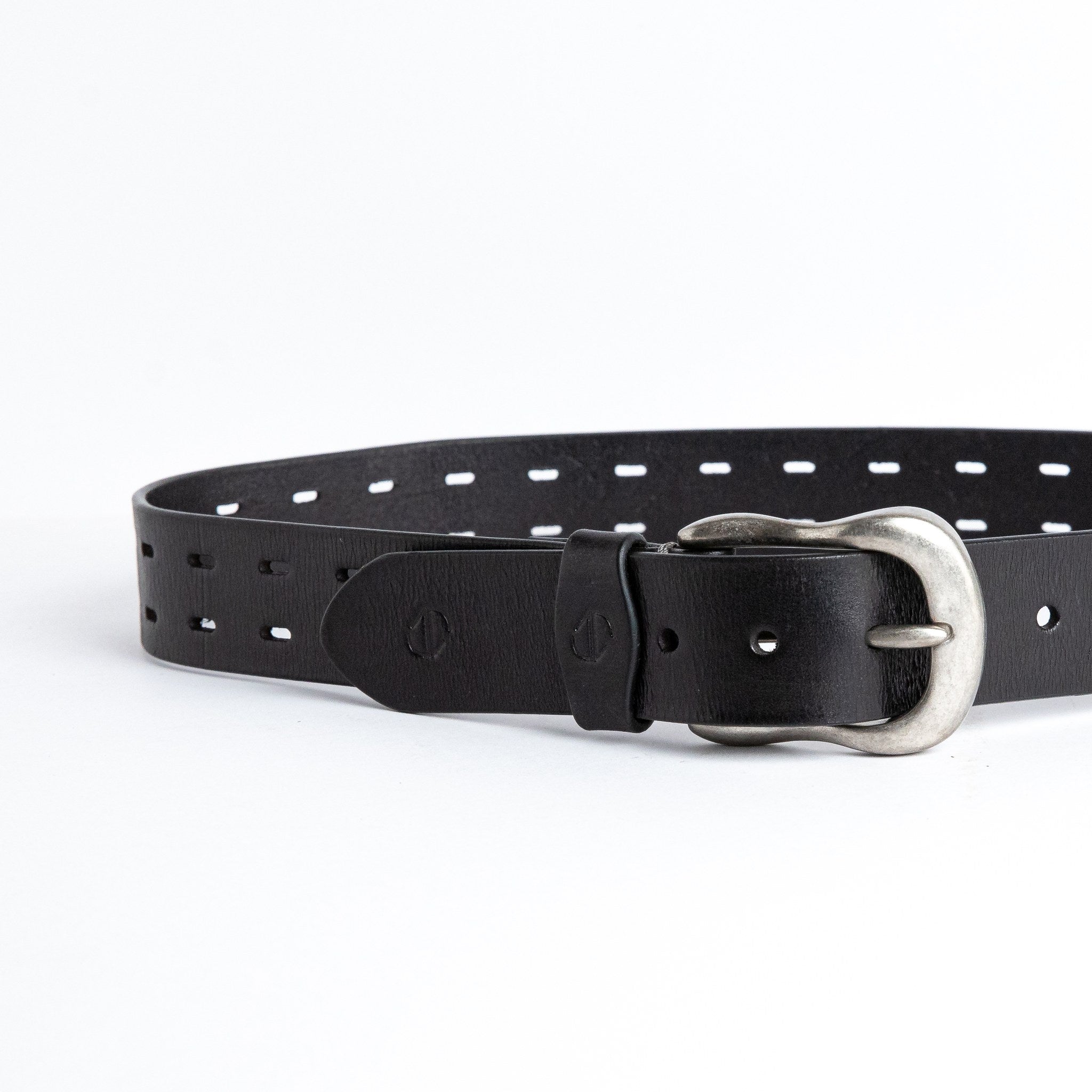 Detail of the black Spanish full grain milled leather of the Damian belt