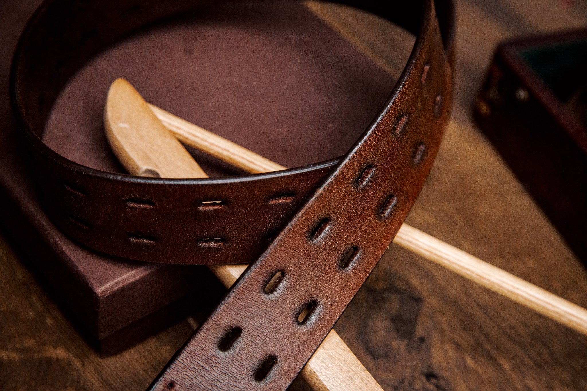 Detail of the cognac Spanish full grain milled leather of the Damian belt