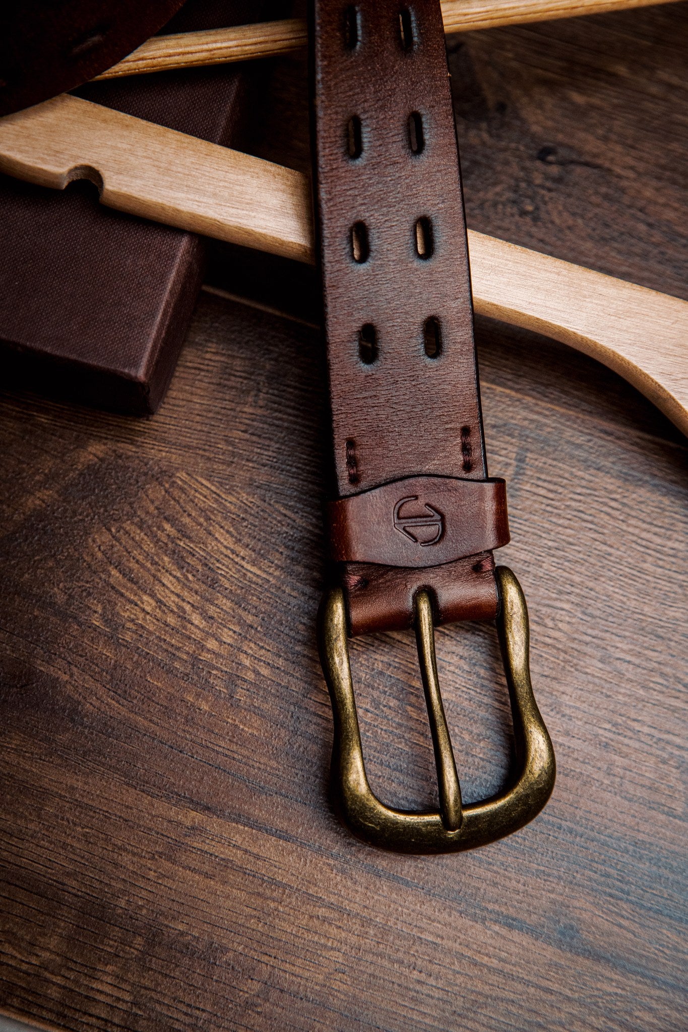 Close view of the milled leather grain of the Damian belt in cognac