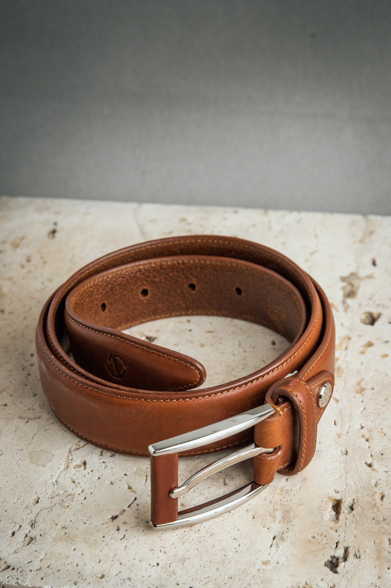 Close view of the Italian Full Grain Vachetta leather of the Federico belt in cognac