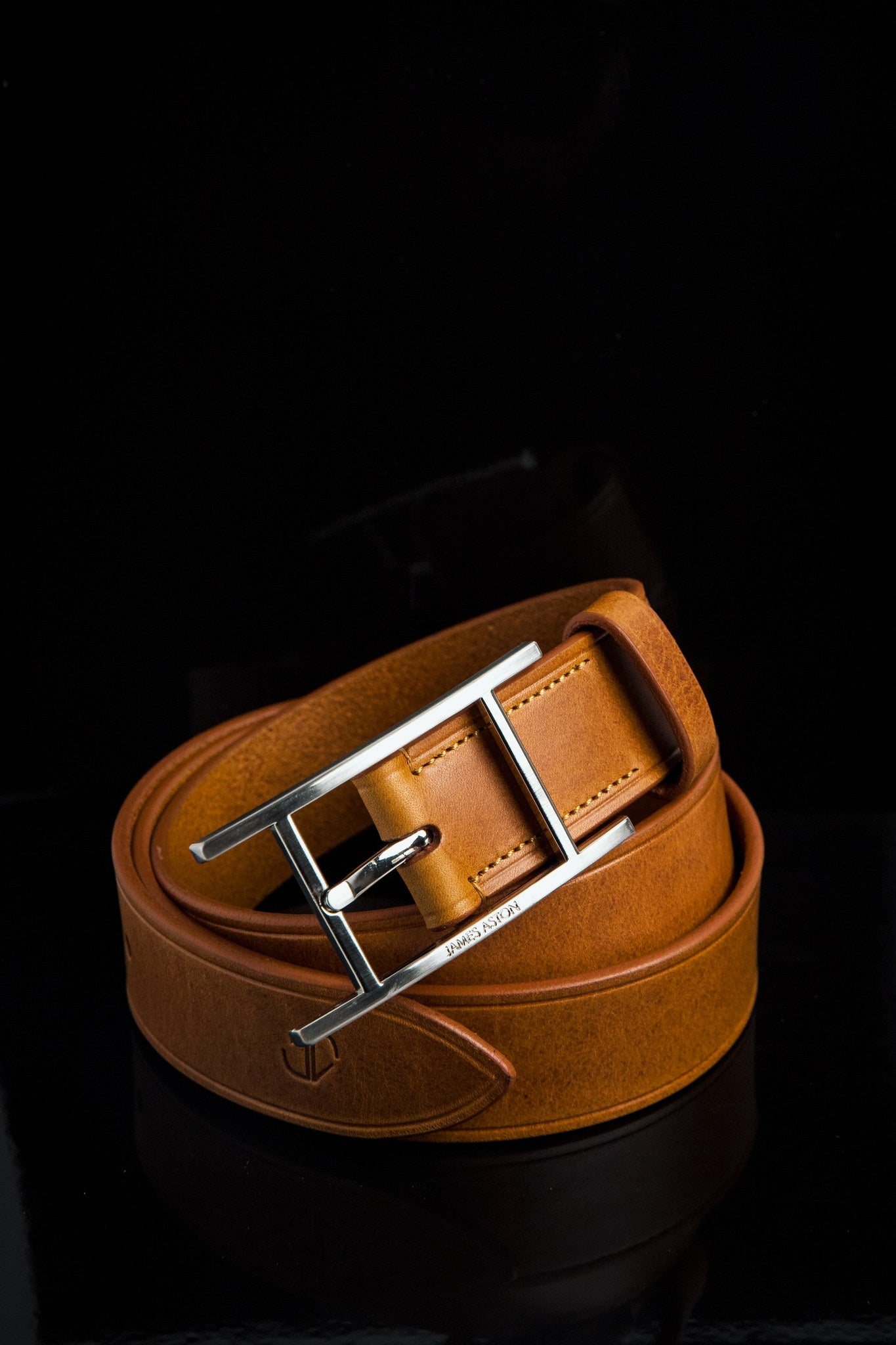 The Leone belt in Tan, leather character