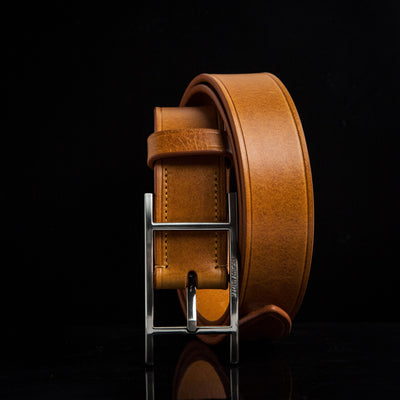 The Leone belt buckle in Tan, brushed nickel H-frame hardware detail