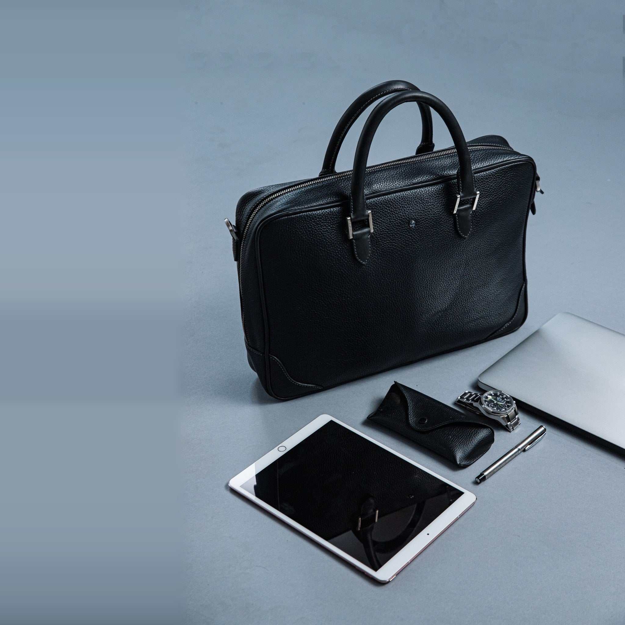 The Mentor mounted on a wheeled case by its back sleeve, ready for the day's travel.