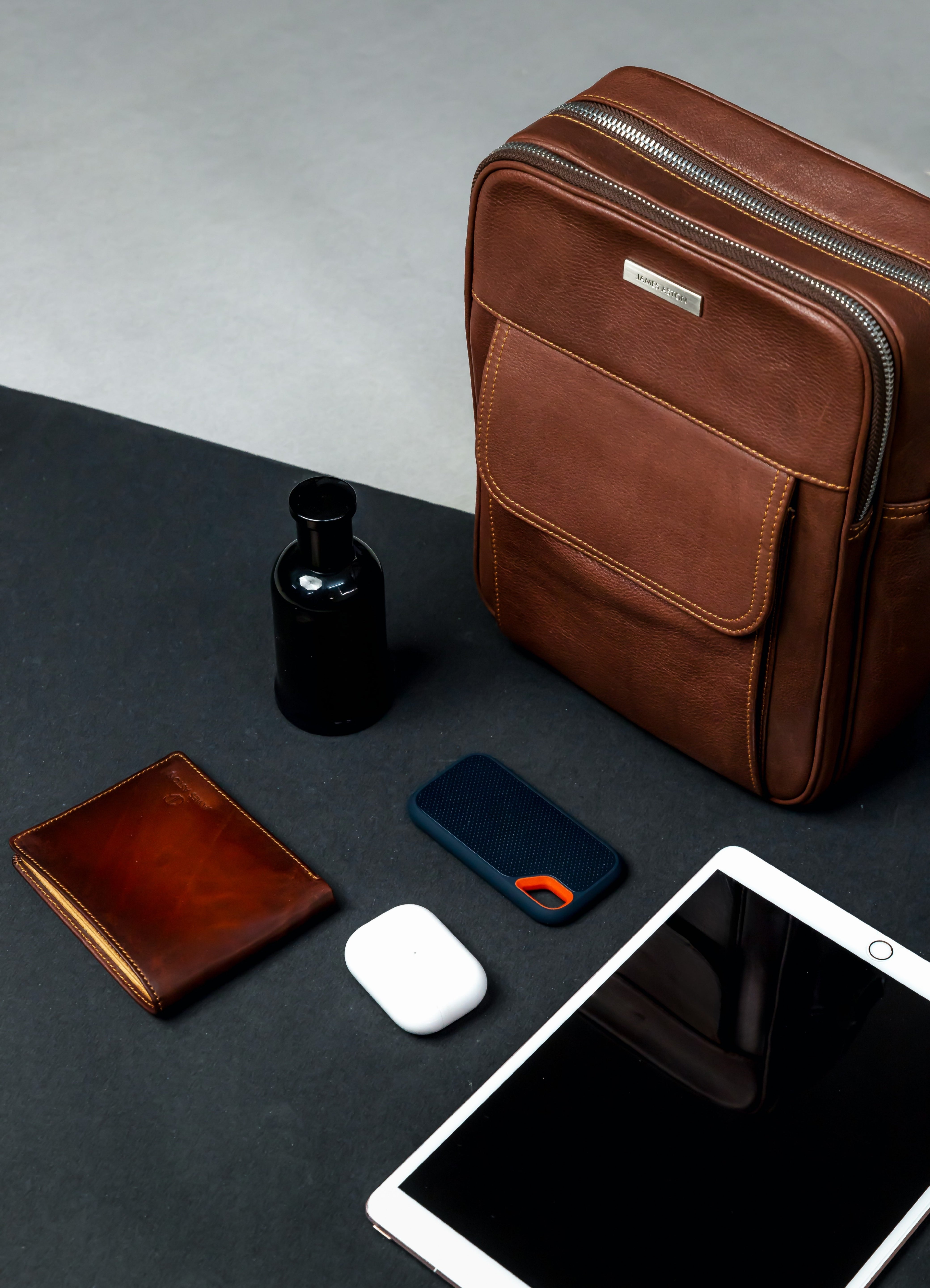 The Minimal Sling in cognac, carried light for the day.