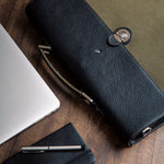 The cotton canvas and Spanish pebbled grain leather of The Motivator, close up.
