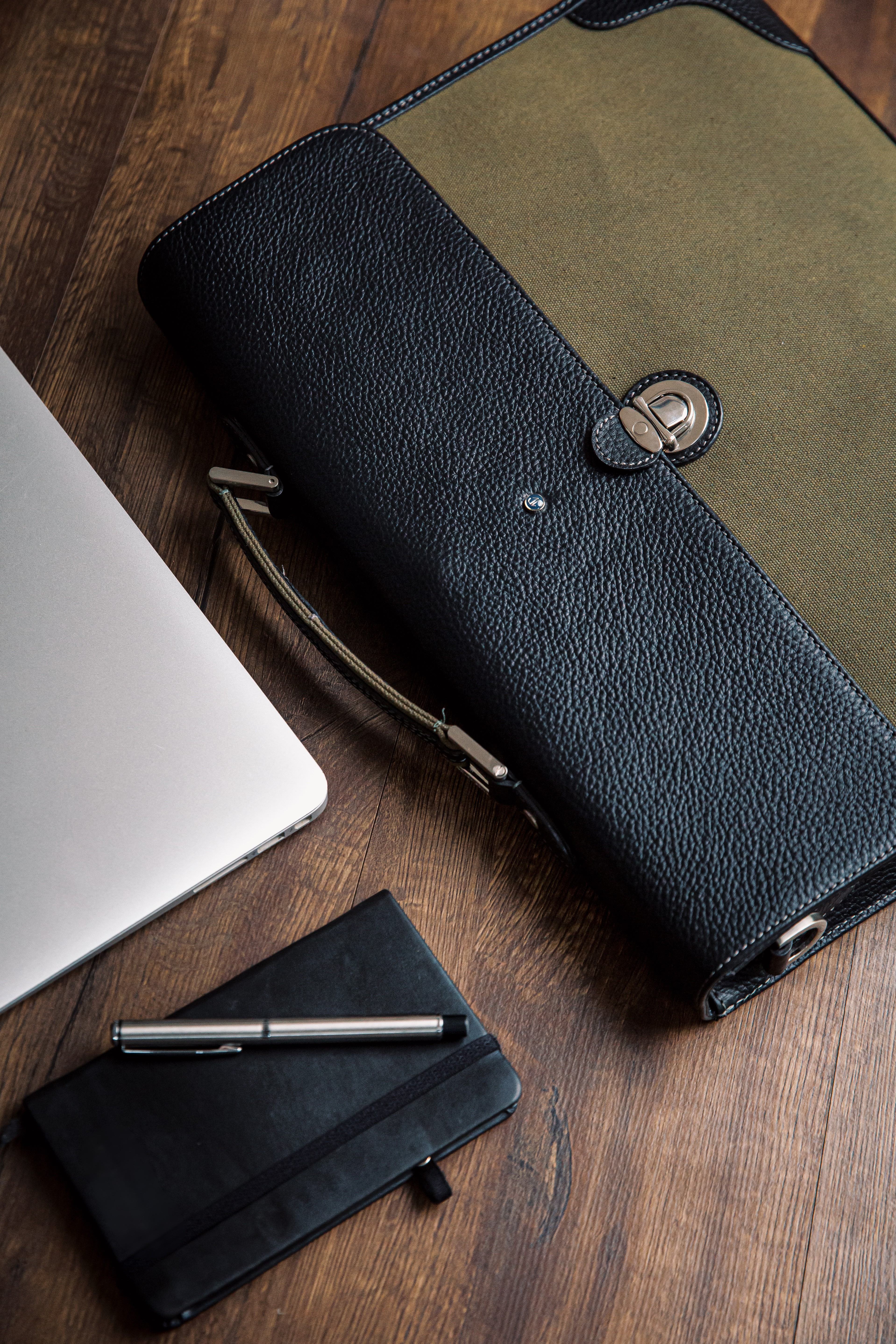 The cotton canvas and Spanish pebbled grain leather of The Motivator, close up.