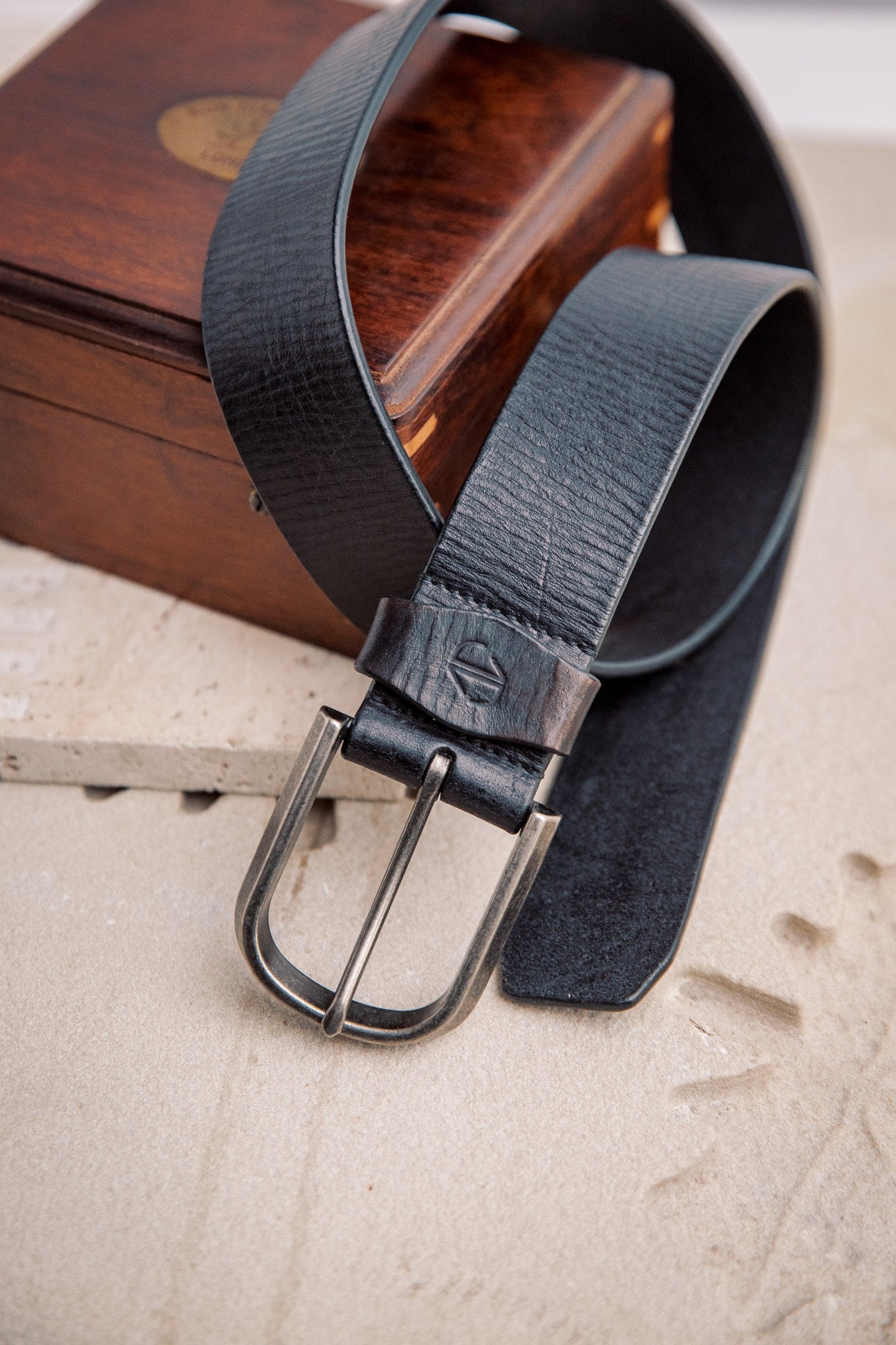 The Pedro belt in black milled leather, composed and at rest