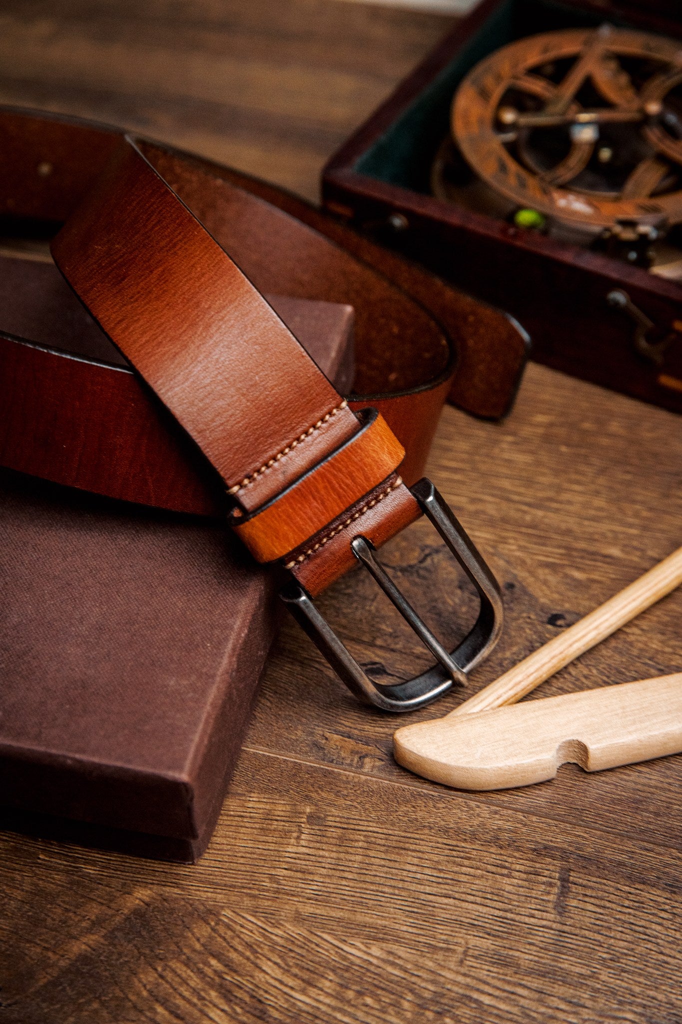 The Pedro belt in cognac milled leather, composed and at rest