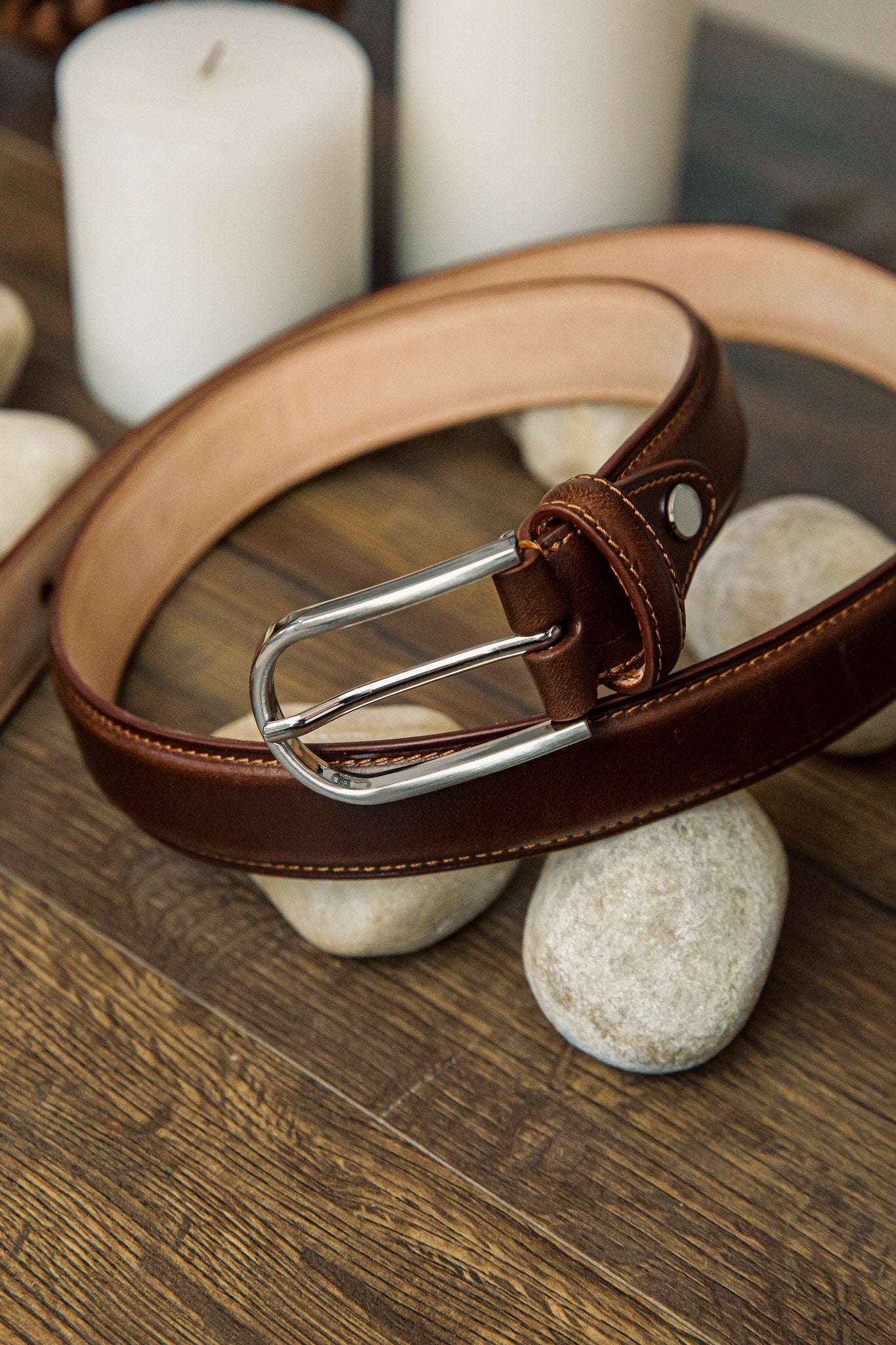 The Santo belt buckle in Cognac, hardware detail