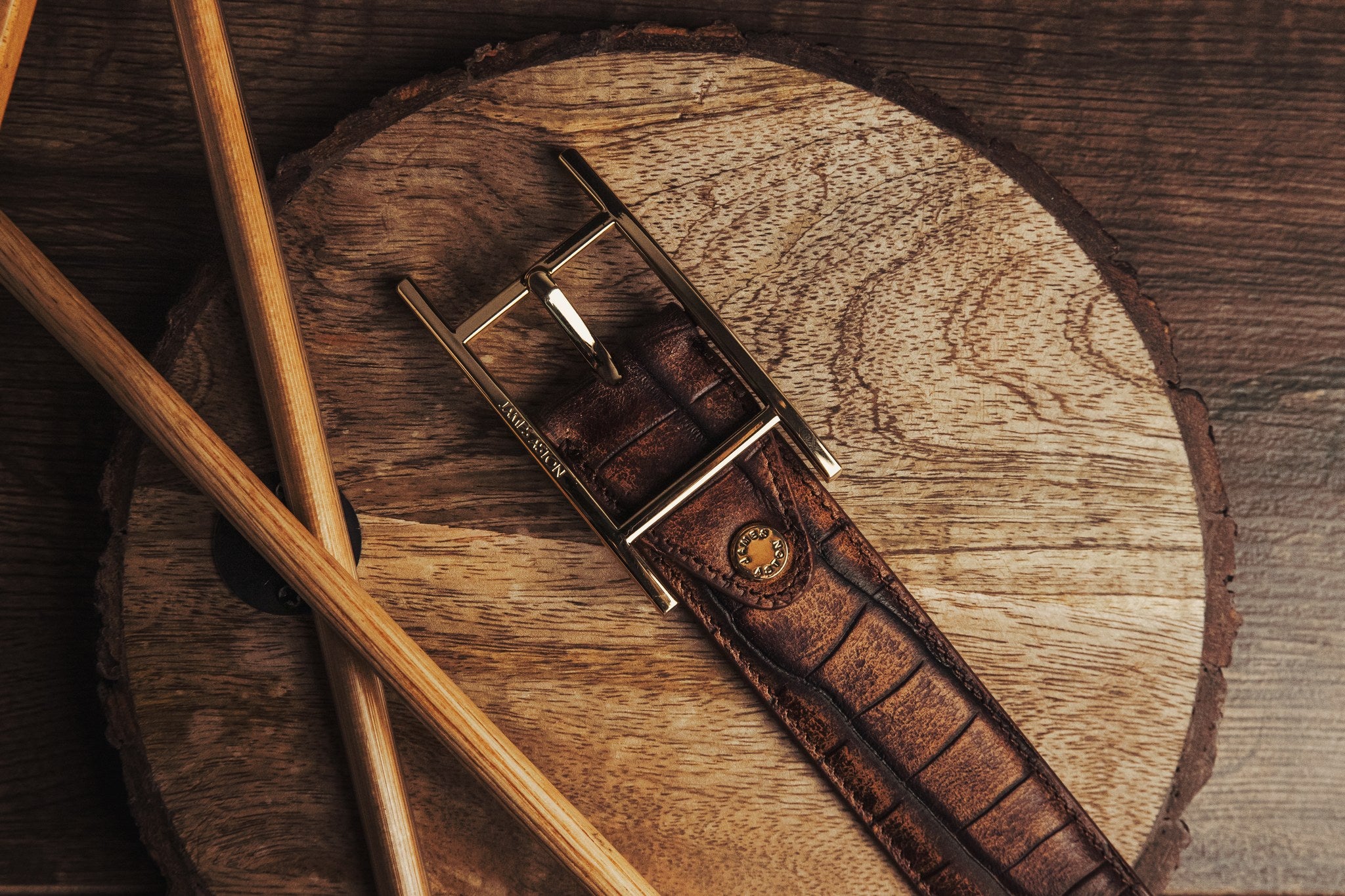The Vincenzo belt buckle in Cognac, gold hardware detail