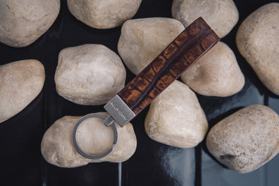 The Vincenzo II key holder in cognac embossed grain leather, composed.