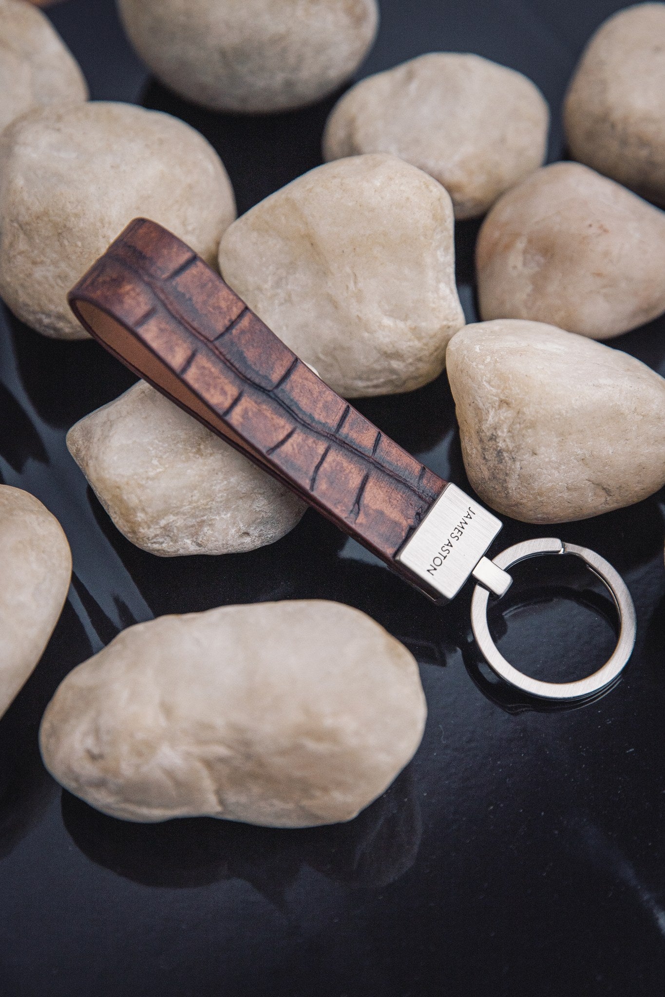 The Vincenzo II key holder in cognac embossed grain leather, composed.