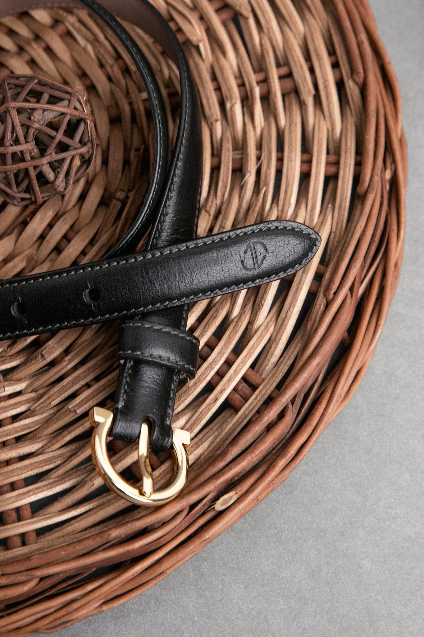 The grain of the Vachetta leather of the Vittoria dress belt in black, up close.