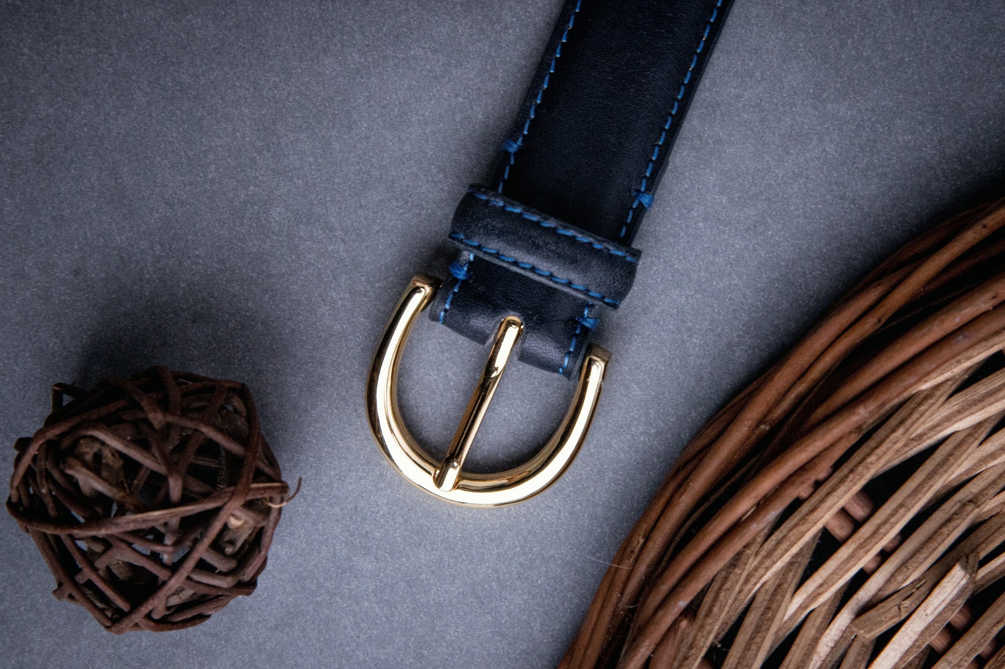 The natural Vachetta leather of the Viviana dress belt in blue.
