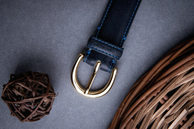 The natural Vachetta leather of the Viviana dress belt in blue.