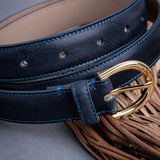 The grain of the Vachetta leather of the Viviana dress belt in blue, up close.