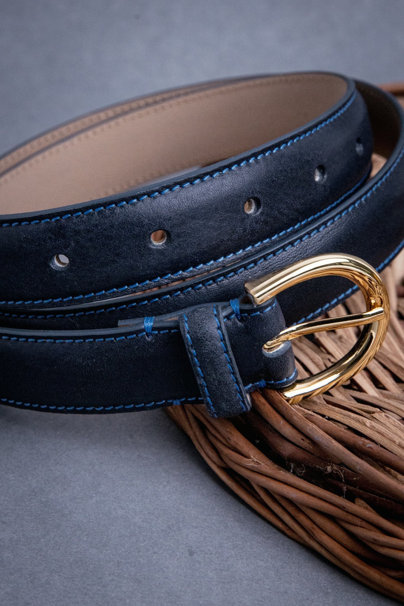 The grain of the Vachetta leather of the Viviana dress belt in blue, up close.