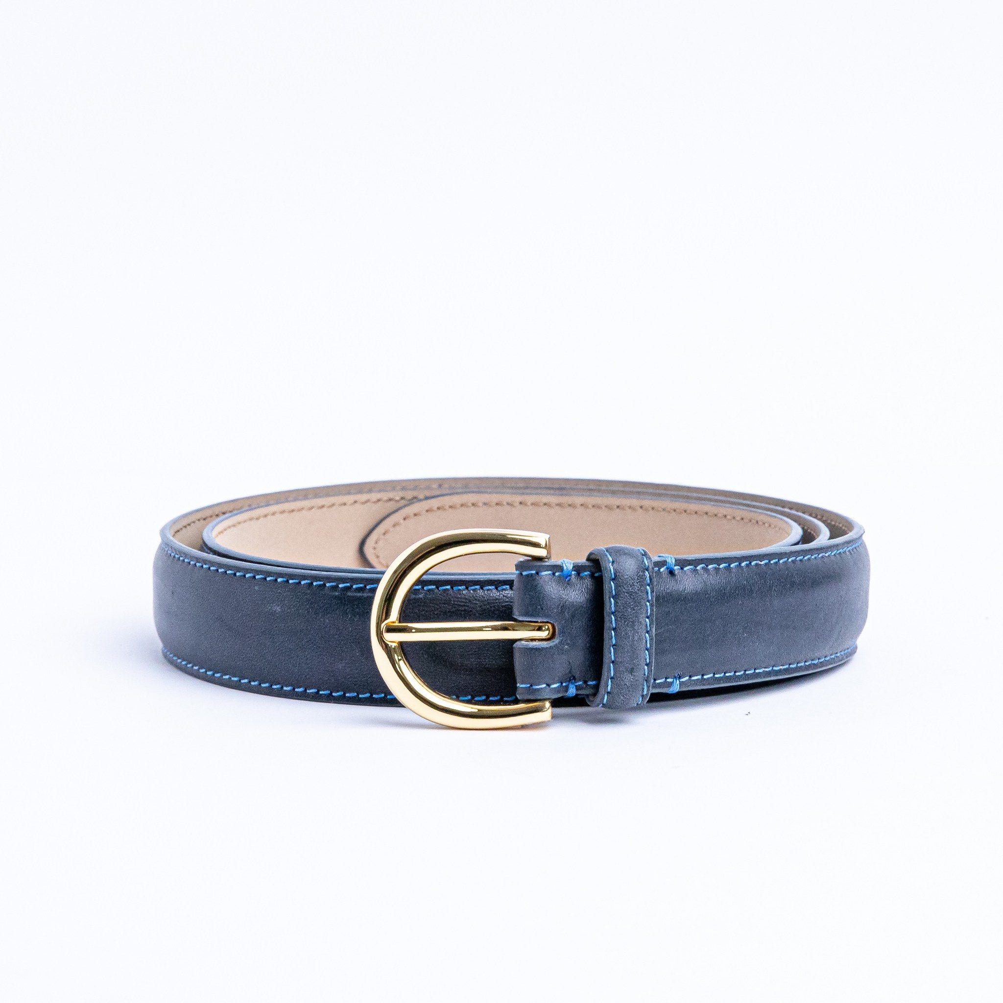 The gold buckle of the Viviana Vachetta dress belt in blue.