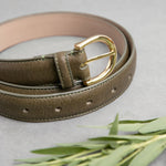 The natural Vachetta leather of the Viviana dress belt in olive.
