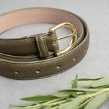 The natural Vachetta leather of the Viviana dress belt in olive.